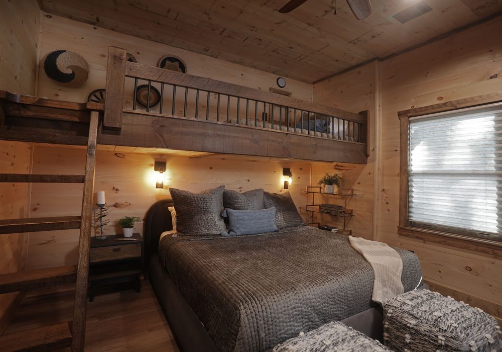 Guest bunk in mountain home